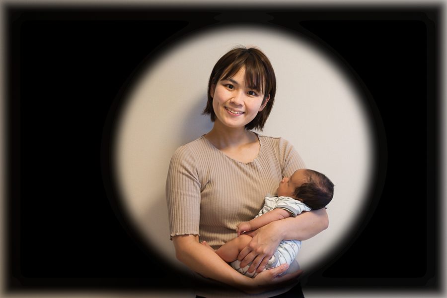 赤ちゃんを抱くママ