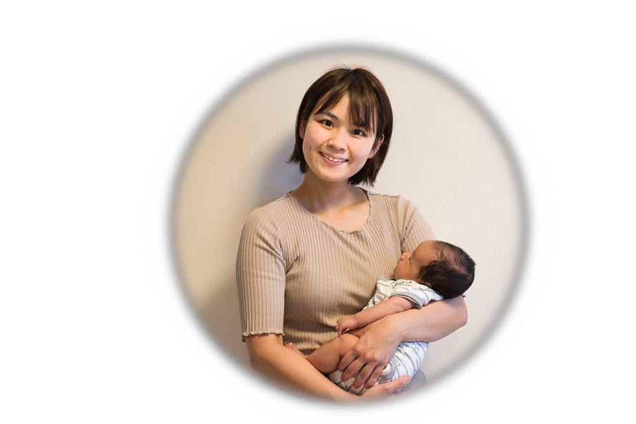 赤ちゃんを抱く助産師